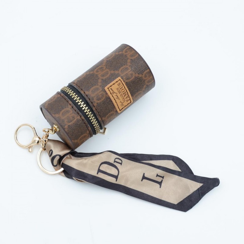 103381571_68151e4bba141 ميدالية جزدان بتصميم جوتشي لون بني غامق - الصورة 1