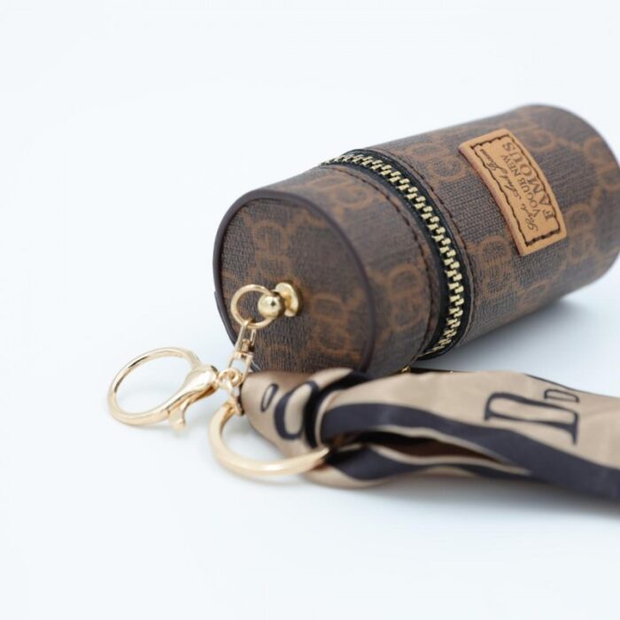 ⁦ميدالية جزدان بتصميم جوتشي لون بني غامق⁩ - الصورة ⁦2⁩