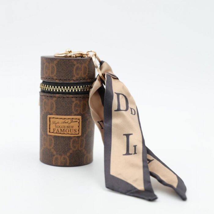 ⁦ميدالية جزدان بتصميم جوتشي لون بني غامق⁩ - الصورة ⁦3⁩