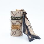 ميدالية جزدان بتصميم جوتشي لون بني فاتح