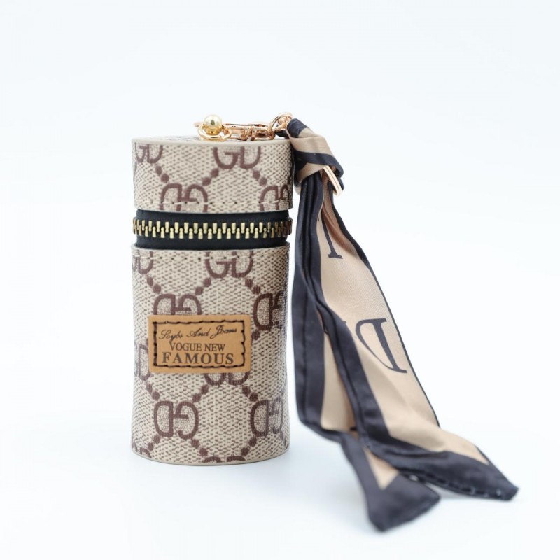 103381572_68151e4cc2ea3 ميدالية جزدان بتصميم جوتشي لون بني فاتح - الصورة 1