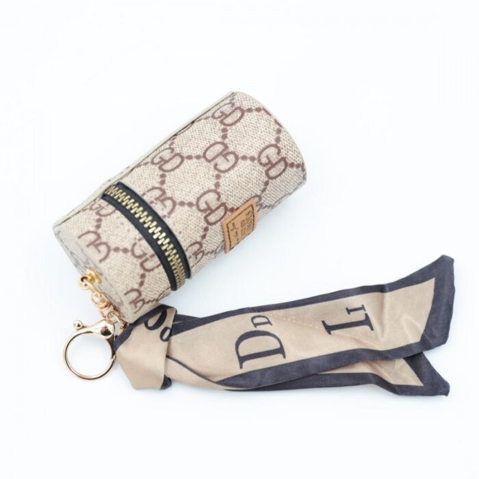 ⁦ميدالية جزدان بتصميم جوتشي لون بني فاتح⁩ - الصورة ⁦2⁩