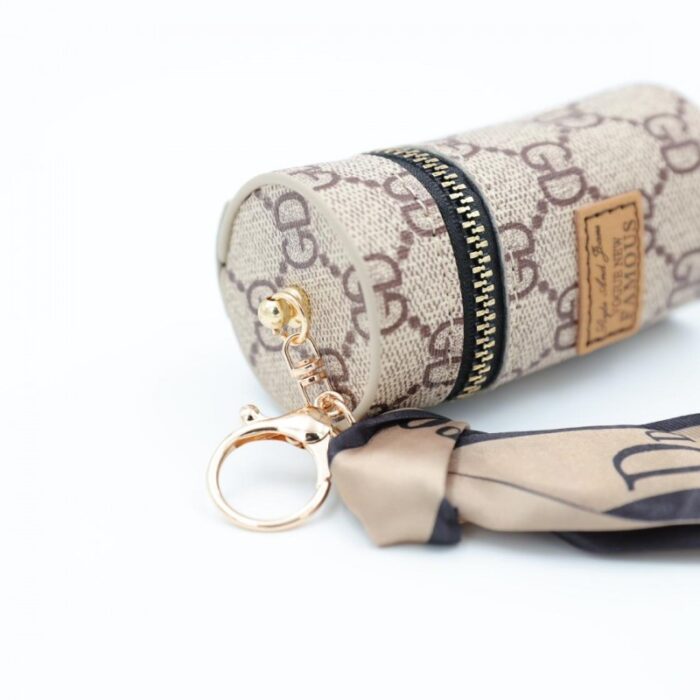 ⁦ميدالية جزدان بتصميم جوتشي لون بني فاتح⁩ - الصورة ⁦3⁩