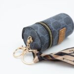 ⁦ميدالية جزدان بتصميم جوتشي لون كحلي⁩ - الصورة ⁦2⁩