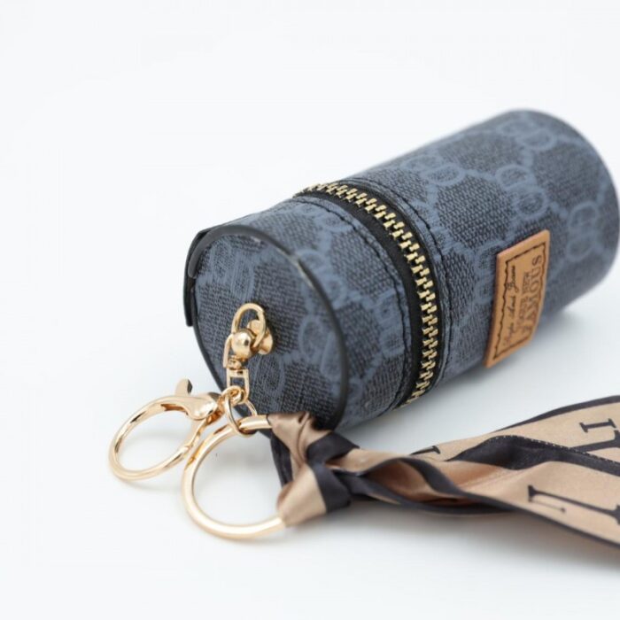 ⁦ميدالية جزدان بتصميم جوتشي لون كحلي⁩ - الصورة ⁦2⁩