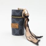 ⁦ميدالية جزدان بتصميم جوتشي لون كحلي⁩ - الصورة ⁦3⁩