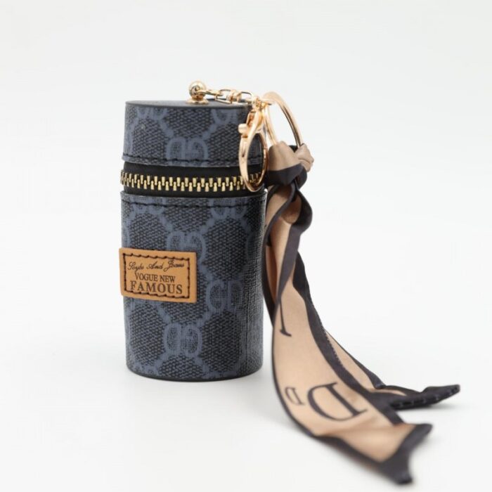 ⁦ميدالية جزدان بتصميم جوتشي لون كحلي⁩ - الصورة ⁦3⁩