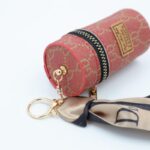 ⁦ميدالية جزدان بتصميم جوتشي لون أحمر⁩ - الصورة ⁦2⁩