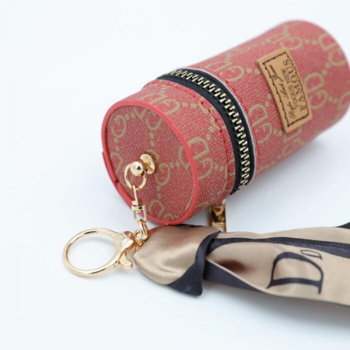 ⁦ميدالية جزدان بتصميم جوتشي لون أحمر⁩ - الصورة ⁦2⁩