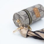 ميدالية جزدان بتصميم جوتشي لون بني غامق