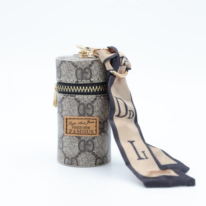 ⁦ميدالية جزدان بتصميم جوتشي لون بني غامق⁩ - الصورة ⁦2⁩