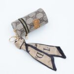 ⁦ميدالية جزدان بتصميم جوتشي لون بني غامق⁩ - الصورة ⁦3⁩