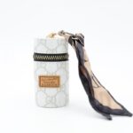 ميدالية جزدان بتصميم جوتشي لون سكري