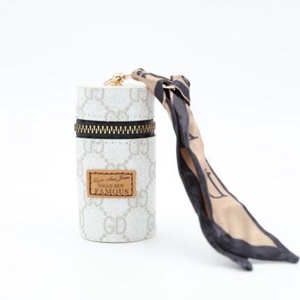 ميدالية جزدان بتصميم جوتشي لون سكري