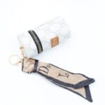 ⁦ميدالية جزدان بتصميم جوتشي لون سكري⁩ - الصورة ⁦2⁩