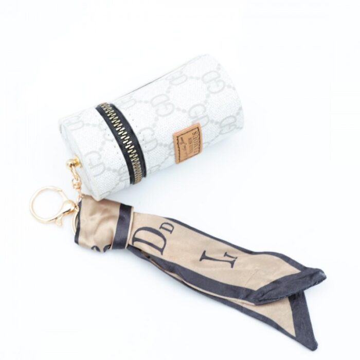 ⁦ميدالية جزدان بتصميم جوتشي لون سكري⁩ - الصورة ⁦2⁩