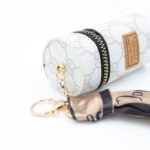 ⁦ميدالية جزدان بتصميم جوتشي لون سكري⁩ - الصورة ⁦3⁩