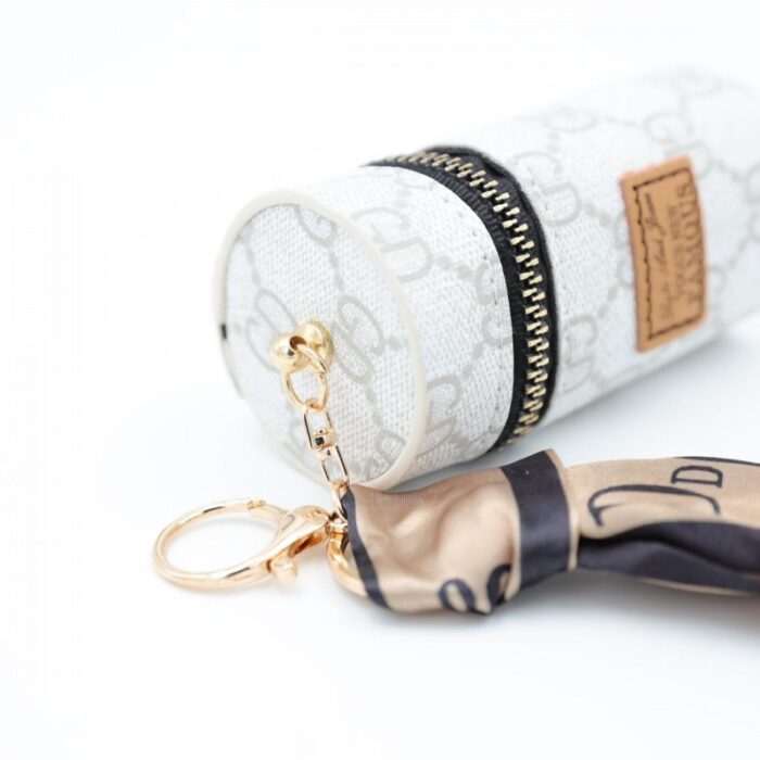 ⁦ميدالية جزدان بتصميم جوتشي لون سكري⁩ - الصورة ⁦3⁩