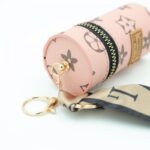 ميدالية جزدان بتصميم LV لون زهري