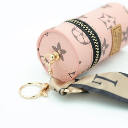 ميدالية جزدان بتصميم LV لون زهري