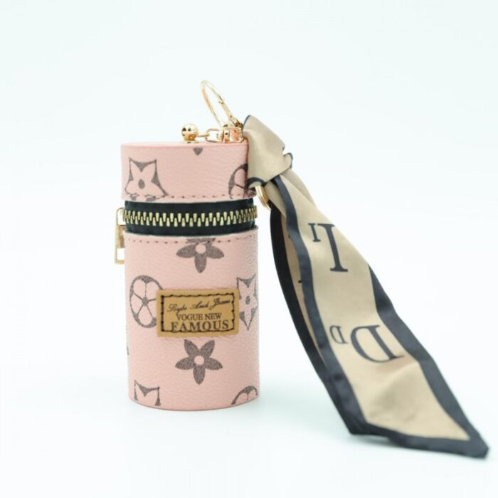 ⁦ميدالية جزدان بتصميم LV لون زهري⁩ - الصورة ⁦2⁩