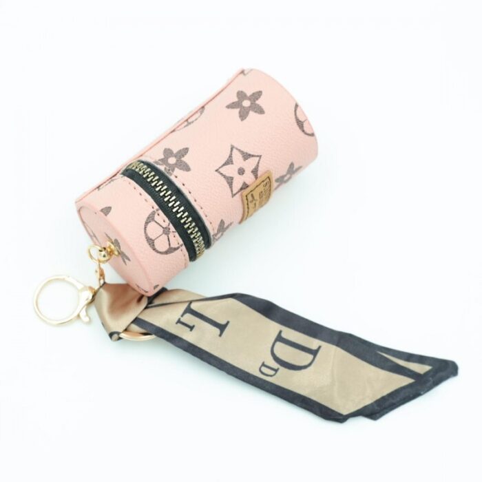 ⁦ميدالية جزدان بتصميم LV لون زهري⁩ - الصورة ⁦3⁩