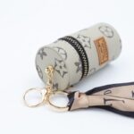 ميدالية جزدان بتصميم LV لون زيتي