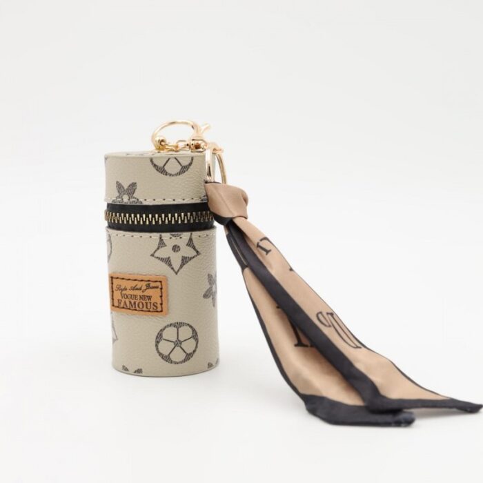 ⁦ميدالية جزدان بتصميم LV لون زيتي⁩ - الصورة ⁦2⁩