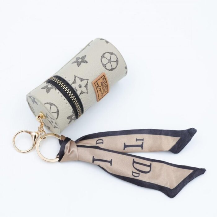 ⁦ميدالية جزدان بتصميم LV لون زيتي⁩ - الصورة ⁦3⁩