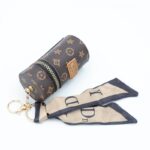 ميدالية جزدان بتصميم LV لون بني محروق