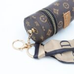 ⁦ميدالية جزدان بتصميم LV لون بني محروق⁩ - الصورة ⁦2⁩