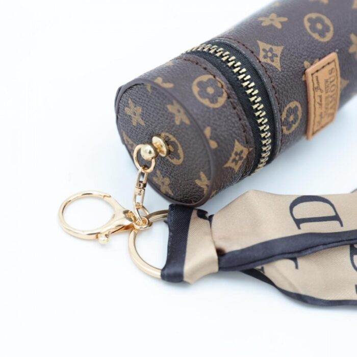 ⁦ميدالية جزدان بتصميم LV لون بني محروق⁩ - الصورة ⁦2⁩