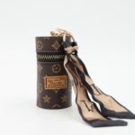 ⁦ميدالية جزدان بتصميم LV لون بني محروق⁩ - الصورة ⁦3⁩