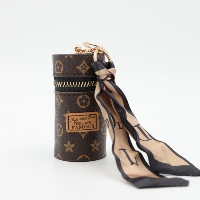 ⁦ميدالية جزدان بتصميم LV لون بني محروق⁩ - الصورة ⁦3⁩