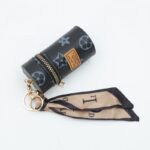 ميدالية جزدان بتصميم LV لون أسود