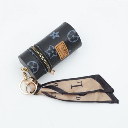 ميدالية جزدان بتصميم LV لون أسود