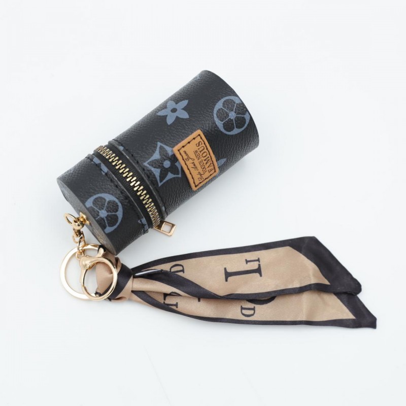 ⁦ميدالية جزدان بتصميم LV لون أسود⁩ - الصورة ⁦1⁩