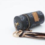 ⁦ميدالية جزدان بتصميم LV لون أسود⁩ - الصورة ⁦2⁩