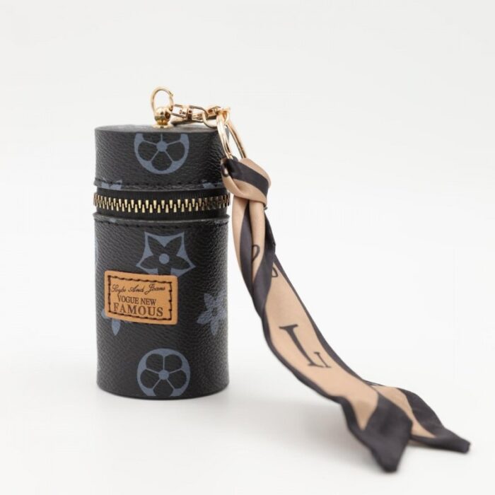 ⁦ميدالية جزدان بتصميم LV لون أسود⁩ - الصورة ⁦3⁩