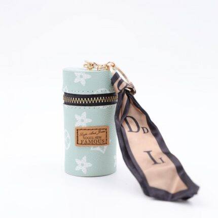 ميدالية جزدان بتصميم LV لون فستقي