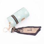 ⁦ميدالية جزدان بتصميم LV لون فستقي⁩ - الصورة ⁦2⁩