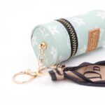 ⁦ميدالية جزدان بتصميم LV لون فستقي⁩ - الصورة ⁦3⁩