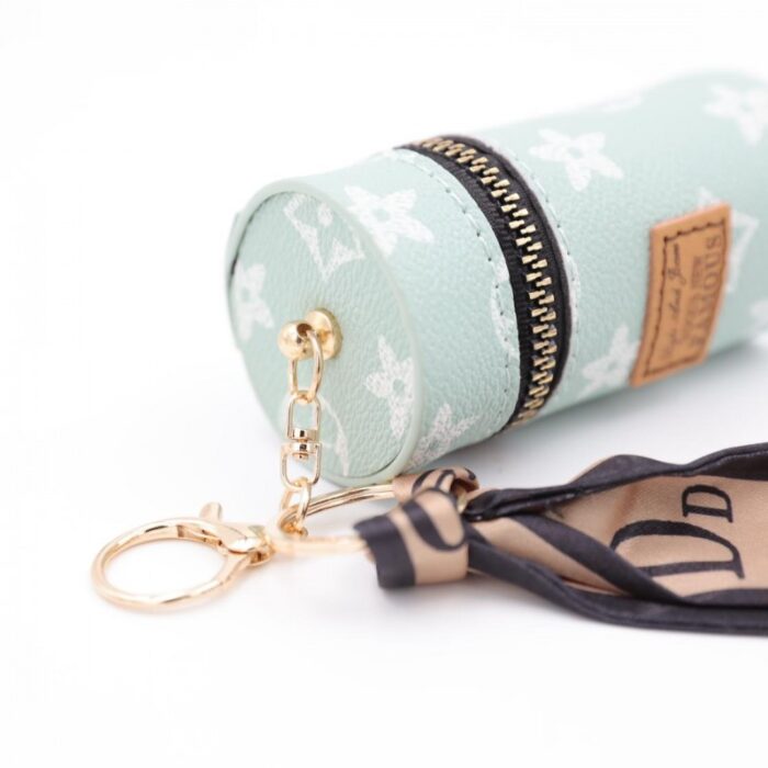 ⁦ميدالية جزدان بتصميم LV لون فستقي⁩ - الصورة ⁦3⁩