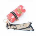 ميدالية جزدان بتصميم LV لون أحمر