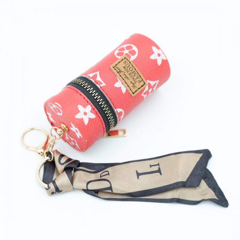 ⁦ميدالية جزدان بتصميم LV لون أحمر⁩ - الصورة ⁦1⁩