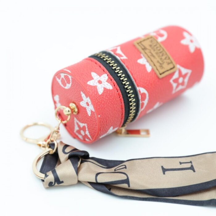 ⁦ميدالية جزدان بتصميم LV لون أحمر⁩ - الصورة ⁦2⁩