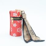 ⁦ميدالية جزدان بتصميم LV لون أحمر⁩ - الصورة ⁦3⁩