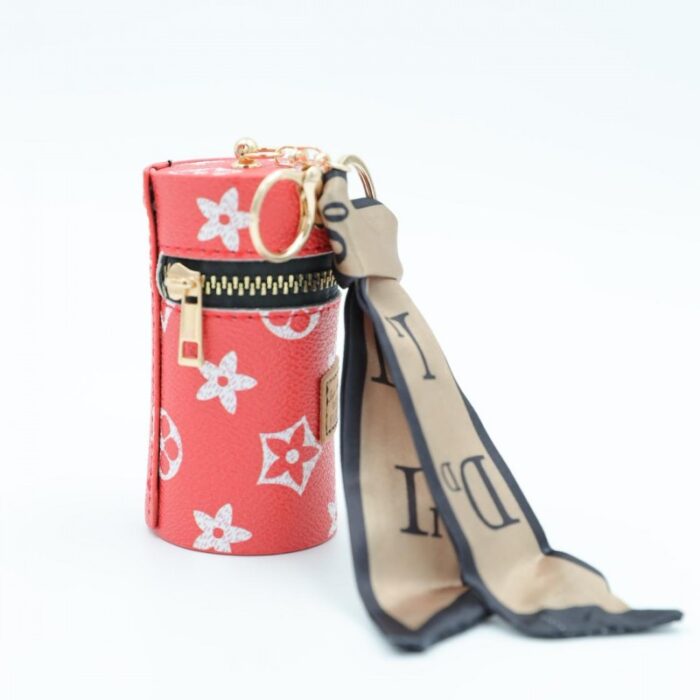 ⁦ميدالية جزدان بتصميم LV لون أحمر⁩ - الصورة ⁦3⁩