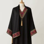 عباية لون أسود تطريز أحمر