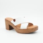 بابوج أنيق مع كعب متوسط ونقشة خشبية على النعل يناسب الإطلالات الصيفية الكاجوال والأنيقة